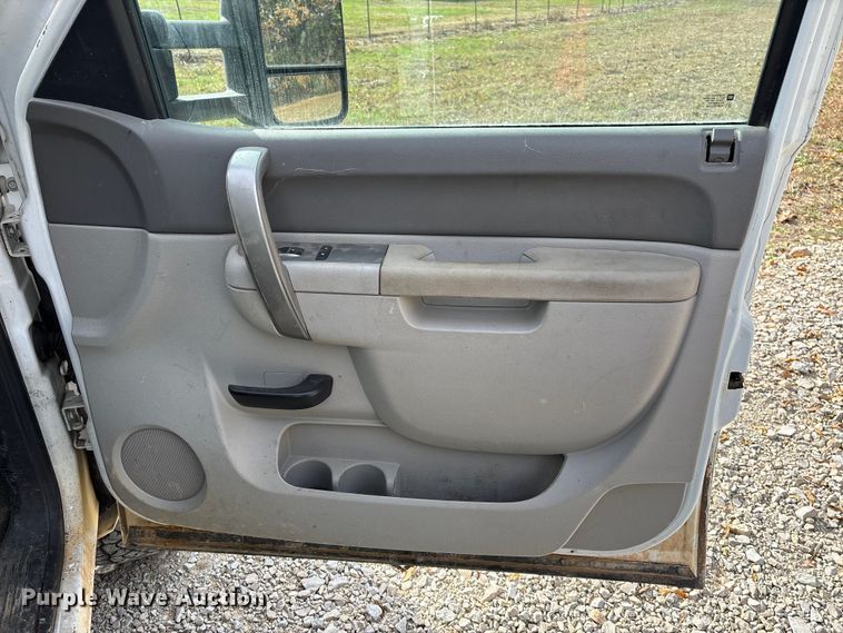 image for item EV3271 2011 Chevrolet Silverado 3500HD utility bed pickup truck