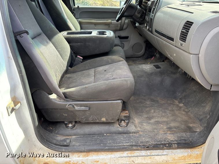 image for item EV3271 2011 Chevrolet Silverado 3500HD utility bed pickup truck