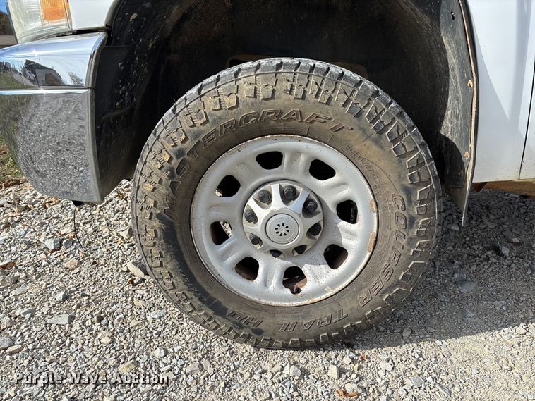 image for item EV3271 2011 Chevrolet Silverado 3500HD utility bed pickup truck