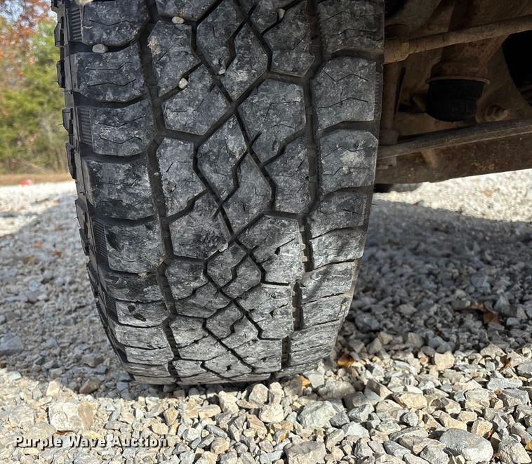 image for item EV3271 2011 Chevrolet Silverado 3500HD utility bed pickup truck