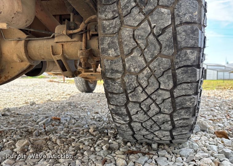 image for item EV3271 2011 Chevrolet Silverado 3500HD utility bed pickup truck