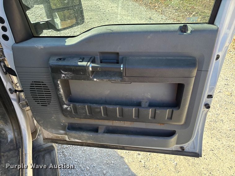 image for item EV3278 2015 Ford F350 Super Duty Crew Cab pickup truck