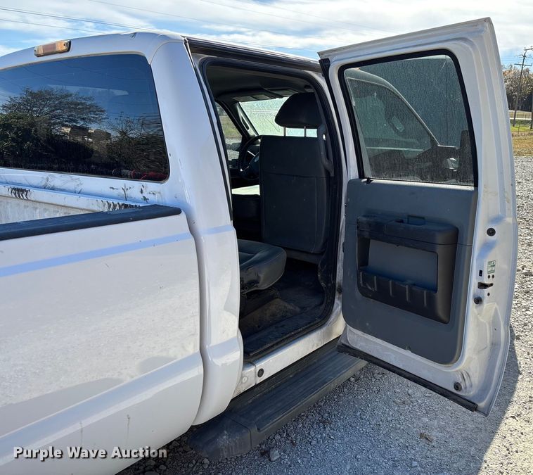 image for item EV3278 2015 Ford F350 Super Duty Crew Cab pickup truck