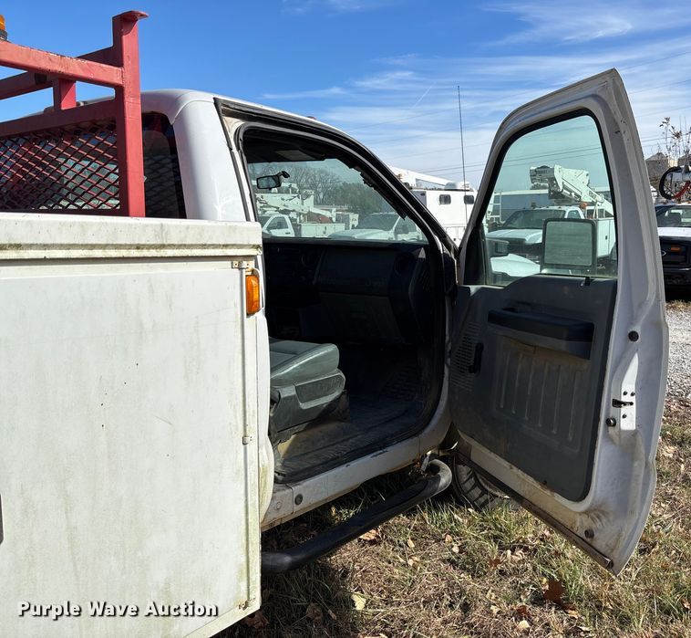 image for item EV3279 2011 Ford F550 utility / service truck