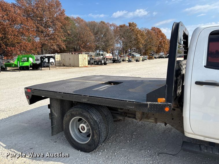 image for item EV3318 2015 GMC Sierra 3500 Crew Cab flatbed pickup truck