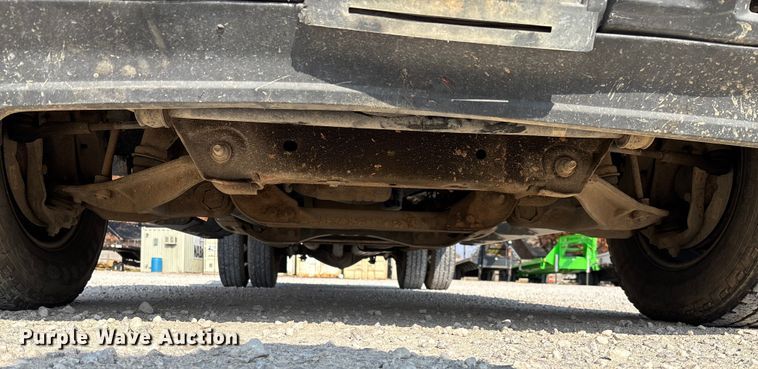 image for item EV3318 2015 GMC Sierra 3500 Crew Cab flatbed pickup truck