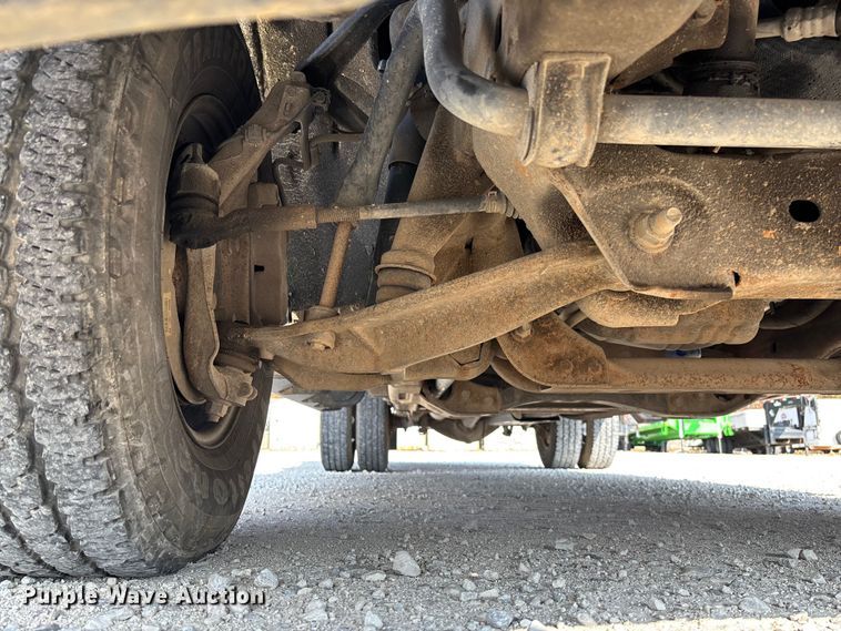 image for item EV3318 2015 GMC Sierra 3500 Crew Cab flatbed pickup truck