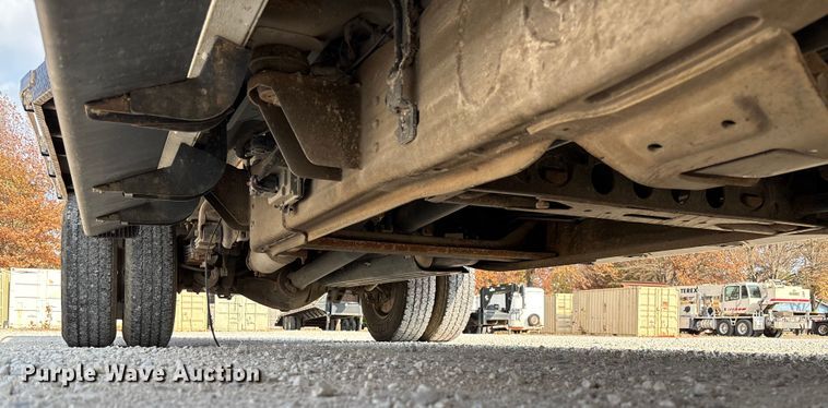 image for item EV3318 2015 GMC Sierra 3500 Crew Cab flatbed pickup truck