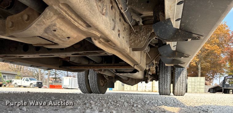 image for item EV3318 2015 GMC Sierra 3500 Crew Cab flatbed pickup truck