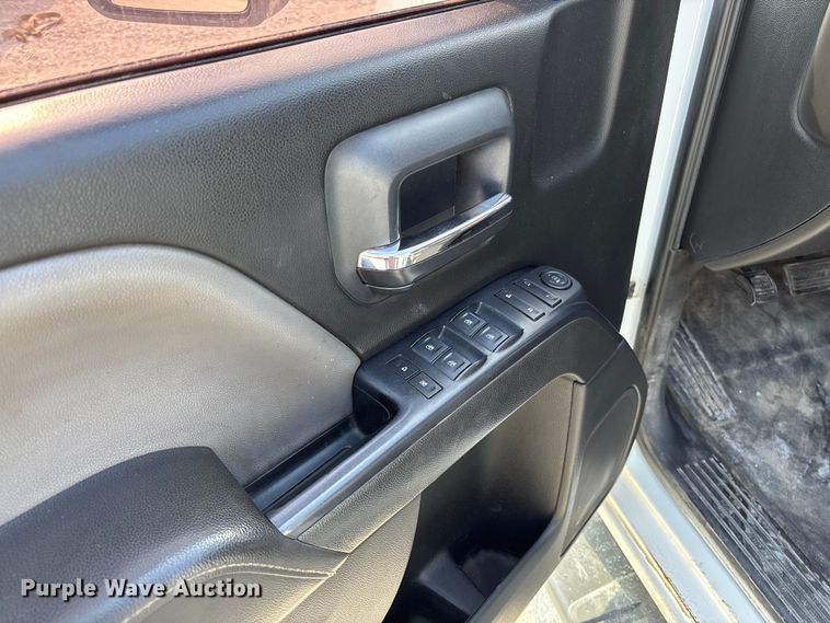 image for item EV3318 2015 GMC Sierra 3500 Crew Cab flatbed pickup truck