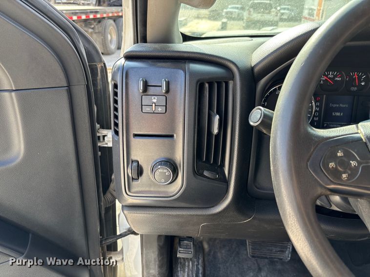 image for item EV3318 2015 GMC Sierra 3500 Crew Cab flatbed pickup truck