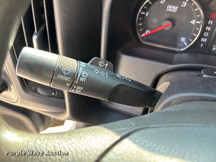 image for item EV3318 2015 GMC Sierra 3500 Crew Cab flatbed pickup truck