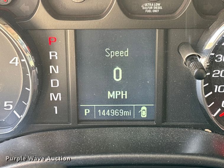 image for item EV3318 2015 GMC Sierra 3500 Crew Cab flatbed pickup truck