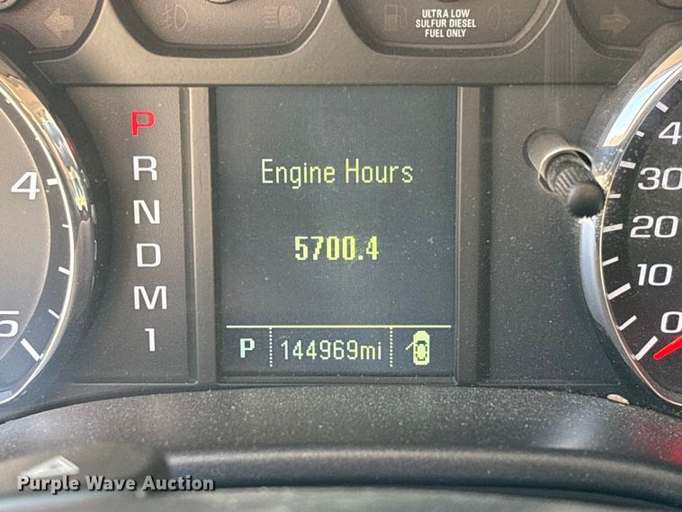 image for item EV3318 2015 GMC Sierra 3500 Crew Cab flatbed pickup truck