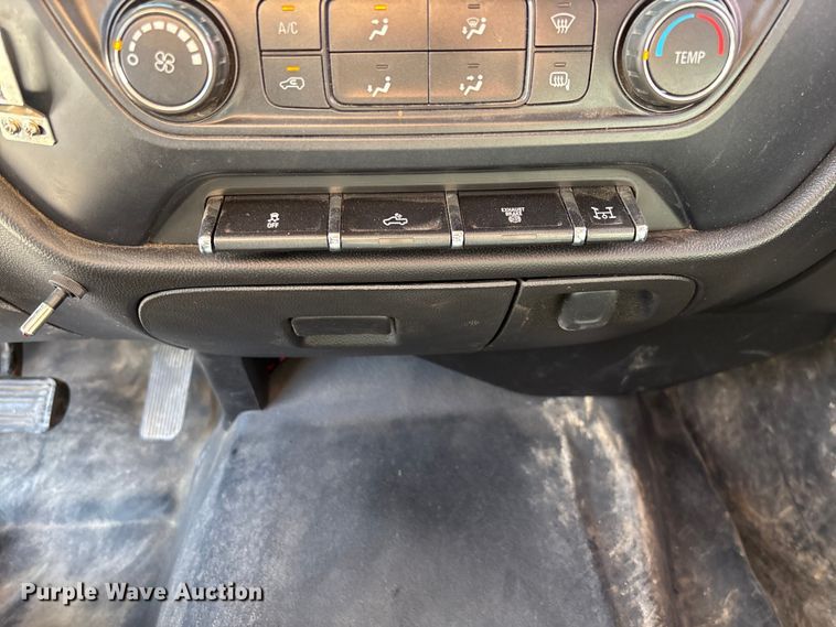 image for item EV3318 2015 GMC Sierra 3500 Crew Cab flatbed pickup truck