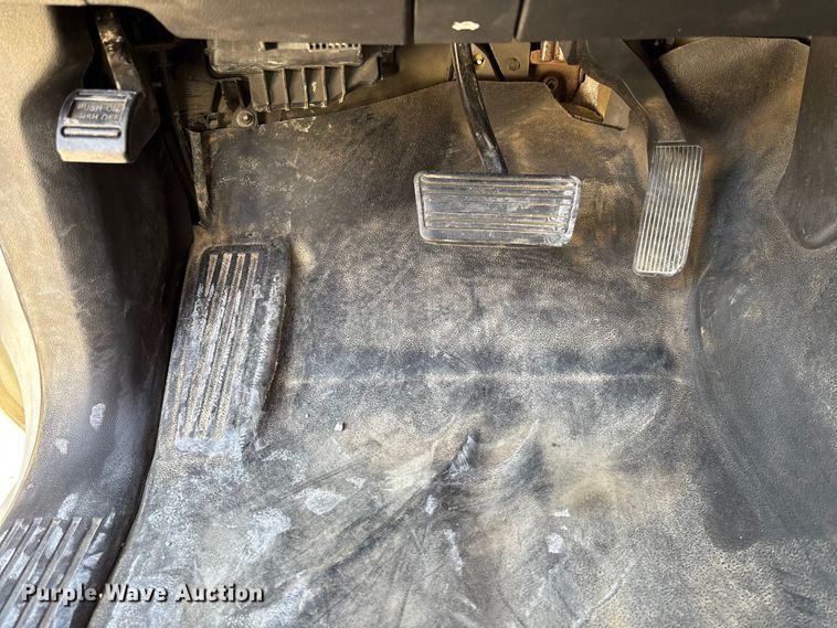 image for item EV3318 2015 GMC Sierra 3500 Crew Cab flatbed pickup truck