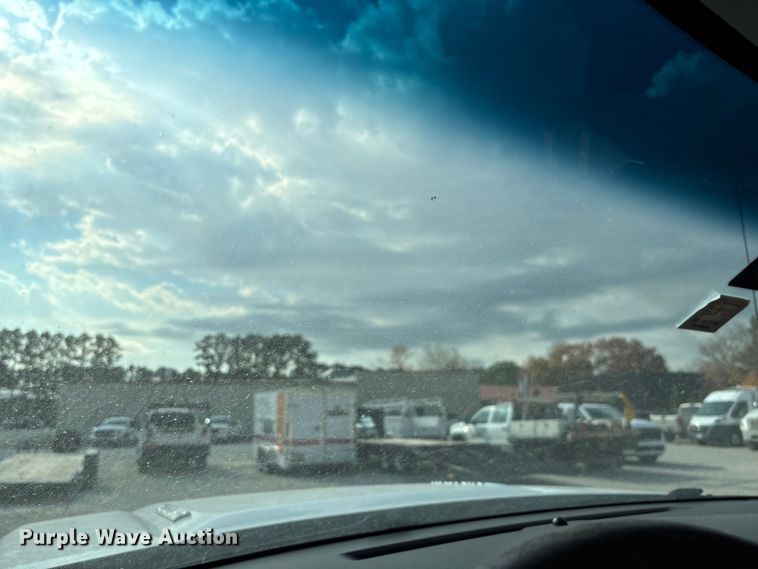 image for item EV3318 2015 GMC Sierra 3500 Crew Cab flatbed pickup truck