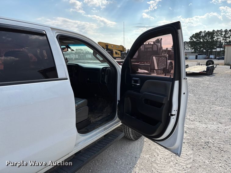 image for item EV3318 2015 GMC Sierra 3500 Crew Cab flatbed pickup truck