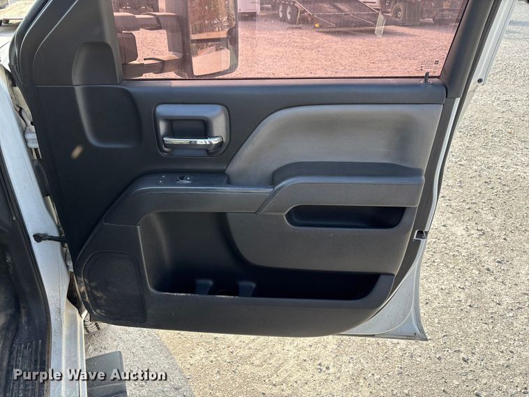 image for item EV3318 2015 GMC Sierra 3500 Crew Cab flatbed pickup truck