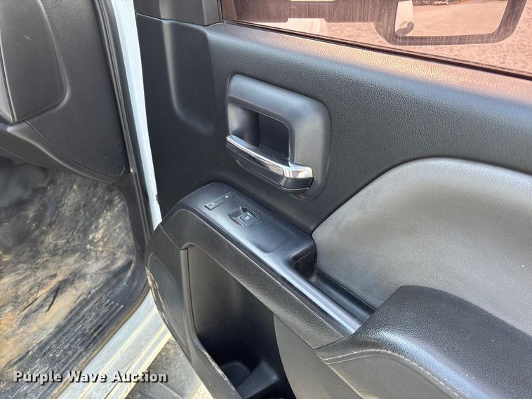 image for item EV3318 2015 GMC Sierra 3500 Crew Cab flatbed pickup truck