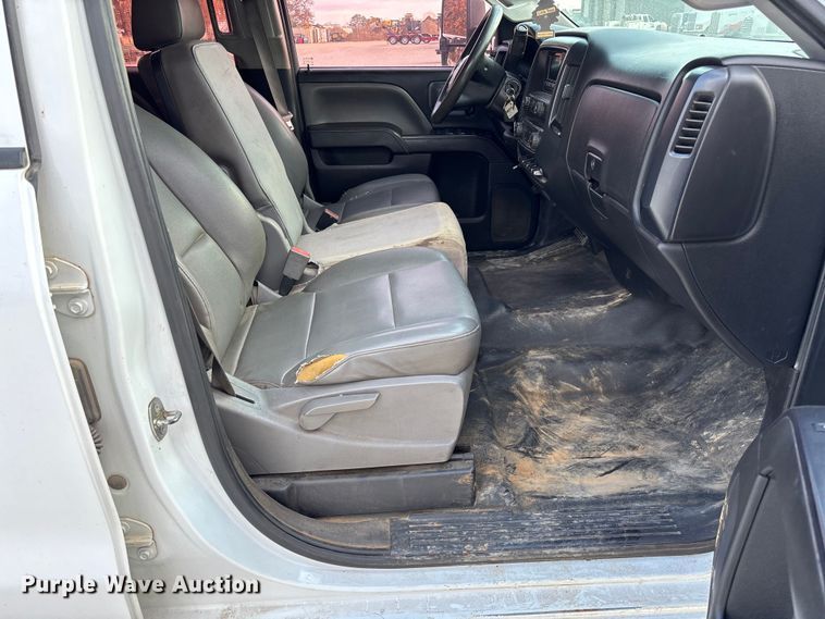 image for item EV3318 2015 GMC Sierra 3500 Crew Cab flatbed pickup truck