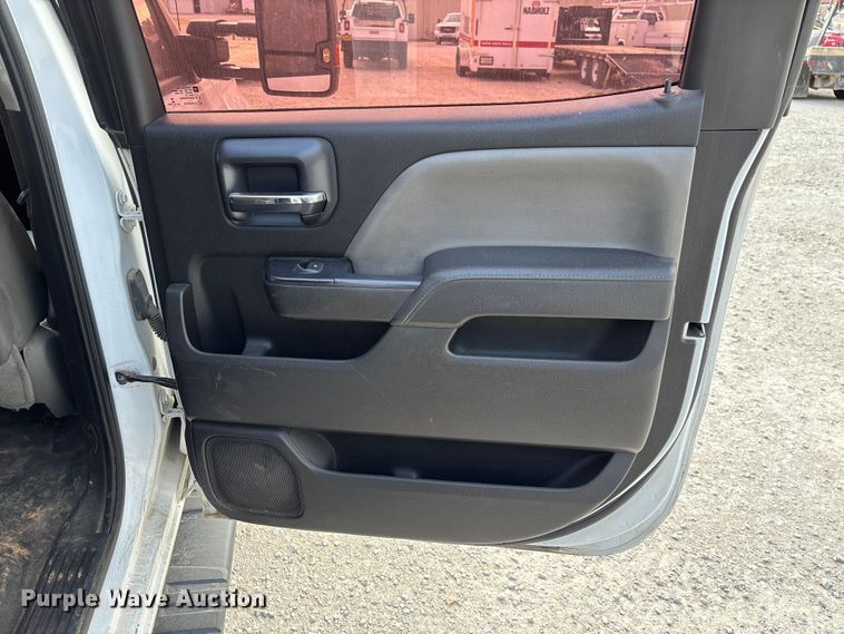 image for item EV3318 2015 GMC Sierra 3500 Crew Cab flatbed pickup truck