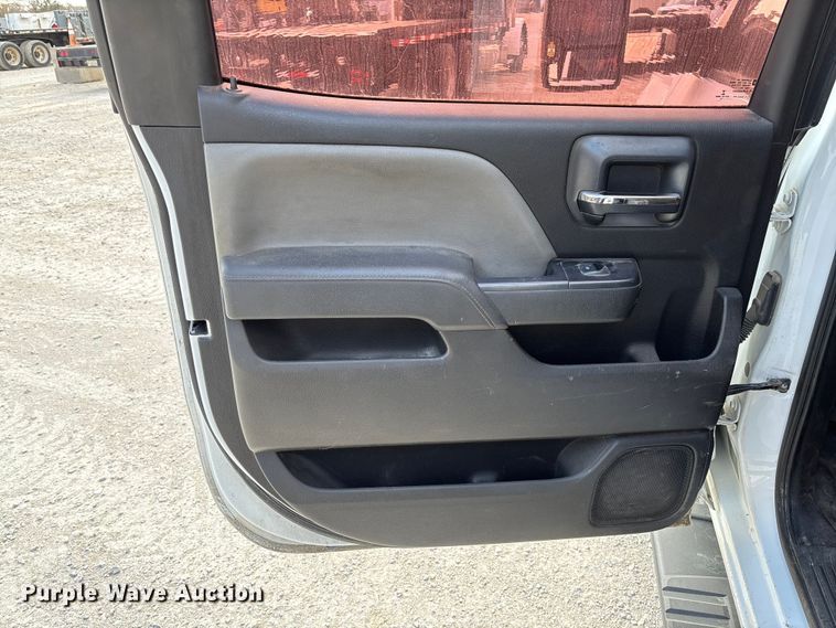 image for item EV3318 2015 GMC Sierra 3500 Crew Cab flatbed pickup truck