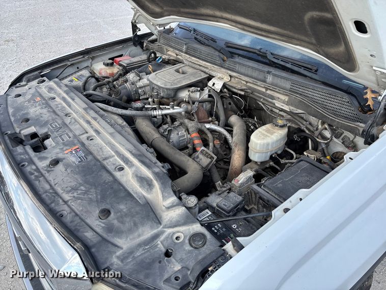 image for item EV3318 2015 GMC Sierra 3500 Crew Cab flatbed pickup truck