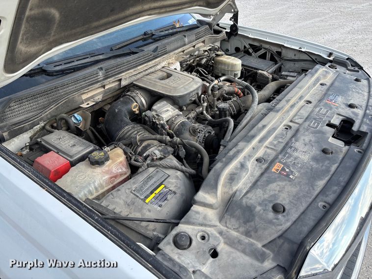 image for item EV3318 2015 GMC Sierra 3500 Crew Cab flatbed pickup truck