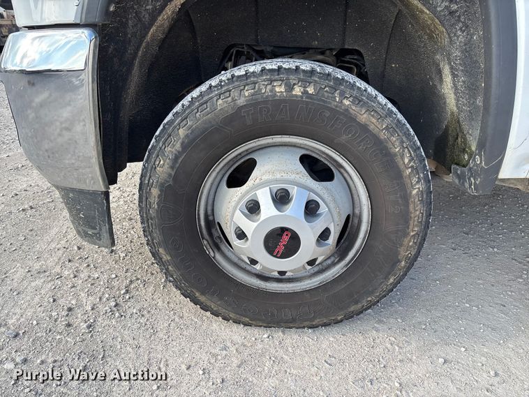 image for item EV3318 2015 GMC Sierra 3500 Crew Cab flatbed pickup truck