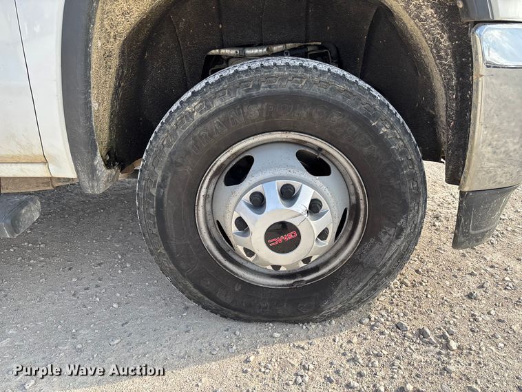 image for item EV3318 2015 GMC Sierra 3500 Crew Cab flatbed pickup truck