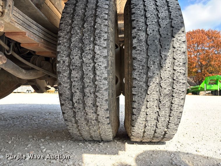 image for item EV3318 2015 GMC Sierra 3500 Crew Cab flatbed pickup truck