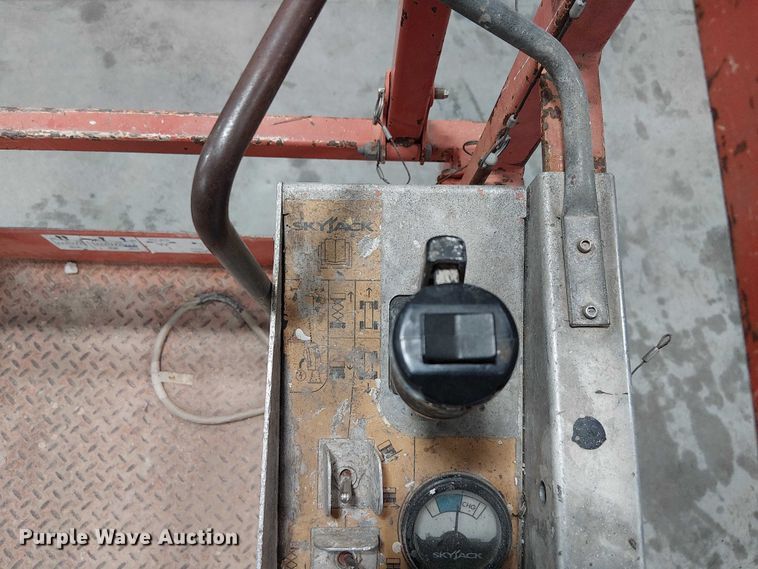 image for item FB4526 SkyJack SJIII 4632 scissor lift