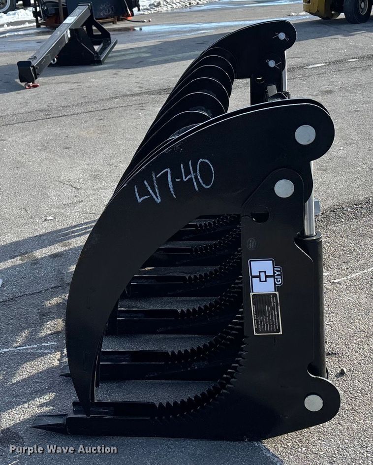 image for item FG1516 GIYI CLG72 skid steer grapple bucket