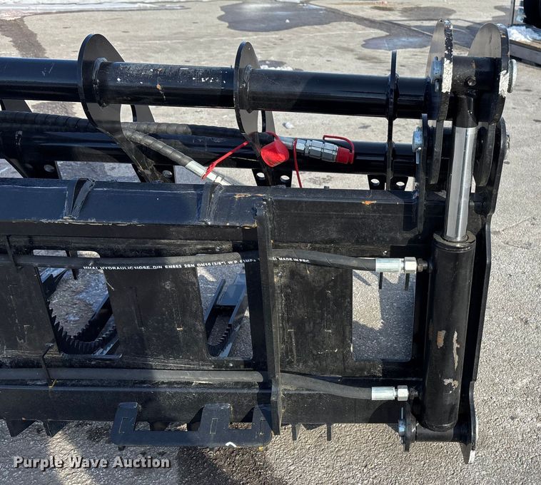 image for item FG1516 GIYI CLG72 skid steer grapple bucket