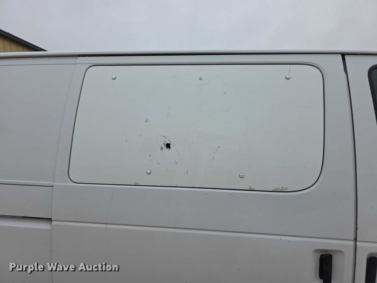 image for item FI0657 2002 Ford E150 van