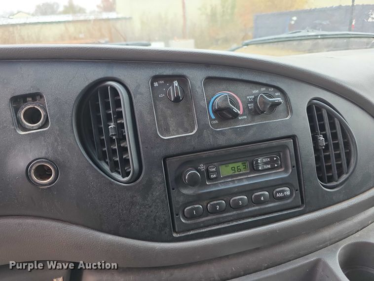 image for item FI0657 2002 Ford E150 van