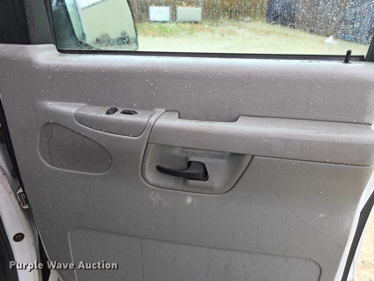 image for item FI0657 2002 Ford E150 van