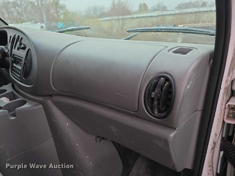 image for item FI0657 2002 Ford E150 van