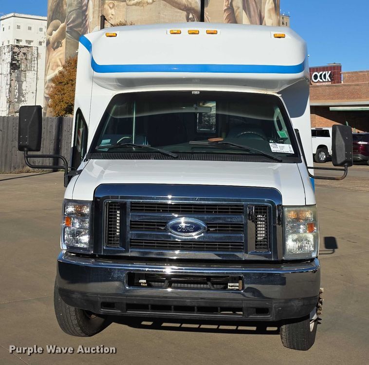 image for item FI0676 2008 El Dorado 200 Aerotech shuttle bus