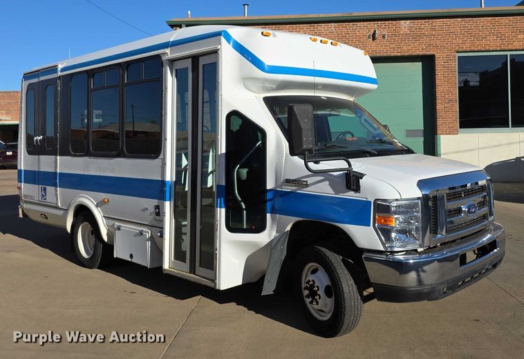 image for item FI0676 2008 El Dorado 200 Aerotech shuttle bus