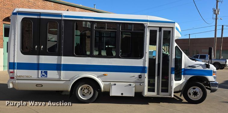 image for item FI0676 2008 El Dorado 200 Aerotech shuttle bus