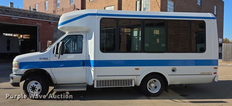 image for item FI0676 2008 El Dorado 200 Aerotech shuttle bus