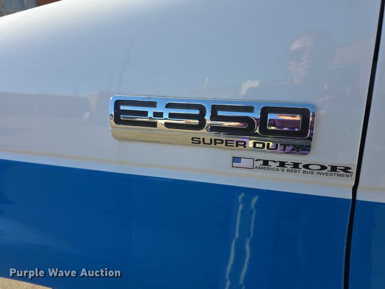 image for item FI0676 2008 El Dorado 200 Aerotech shuttle bus