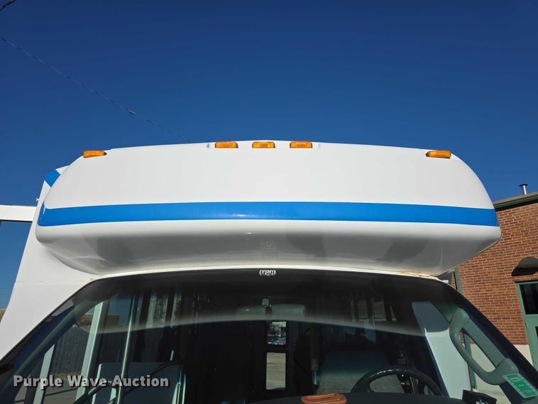 image for item FI0676 2008 El Dorado 200 Aerotech shuttle bus