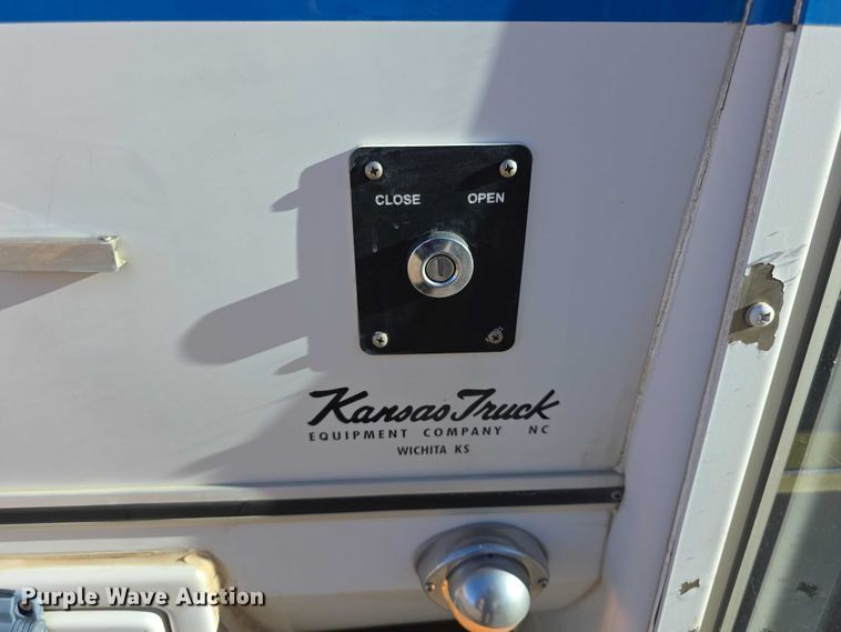 image for item FI0676 2008 El Dorado 200 Aerotech shuttle bus