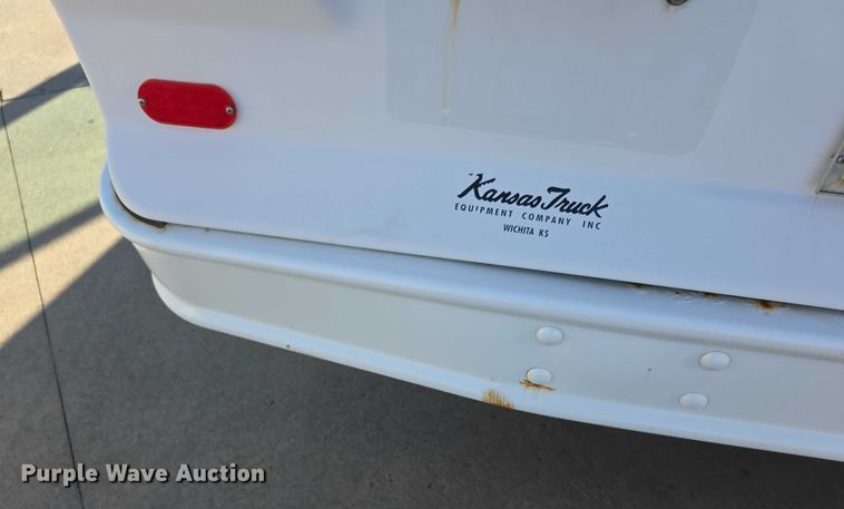 image for item FI0676 2008 El Dorado 200 Aerotech shuttle bus