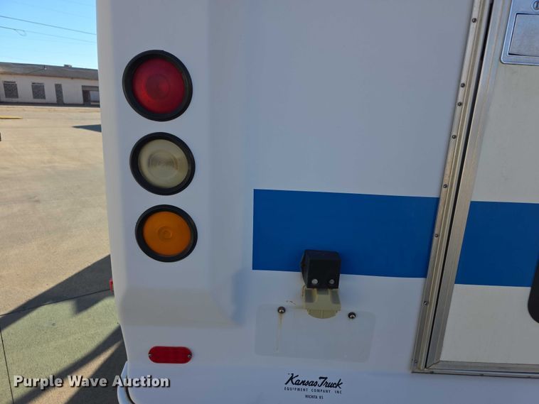 image for item FI0676 2008 El Dorado 200 Aerotech shuttle bus