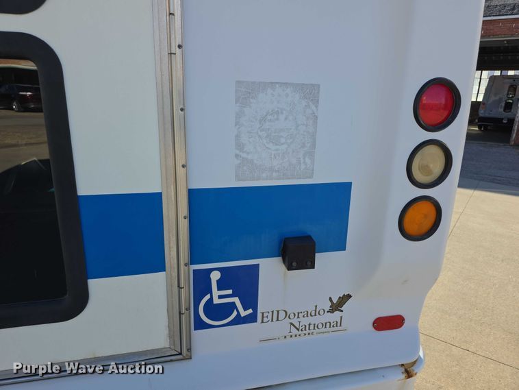 image for item FI0676 2008 El Dorado 200 Aerotech shuttle bus