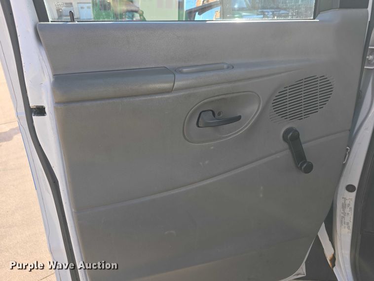 image for item FI0676 2008 El Dorado 200 Aerotech shuttle bus